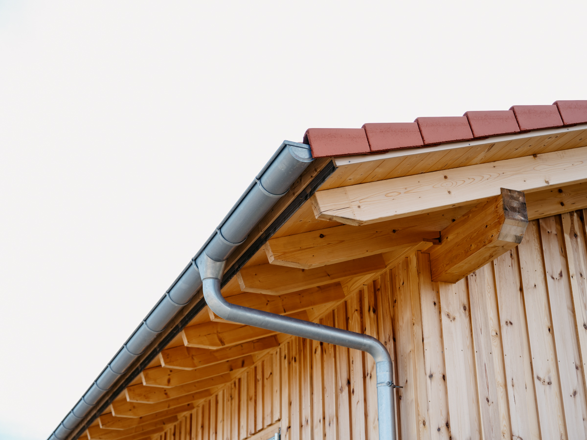 Detail mit Regenrinne einer Industriehalle in Holzbauweise - Zimmerei Thomas Latteier