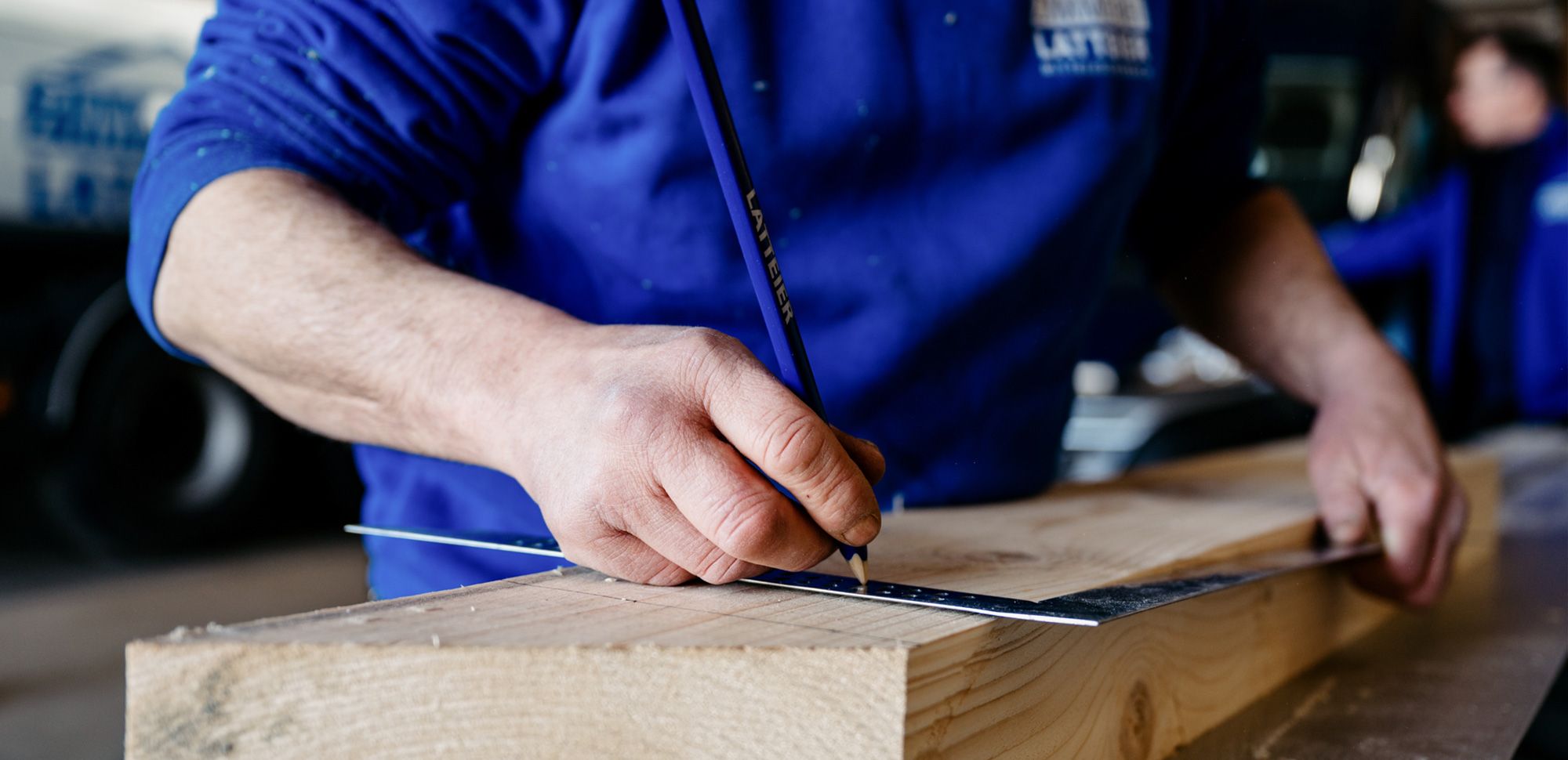 Detail Zimmermannhände reisen einen Winkel an