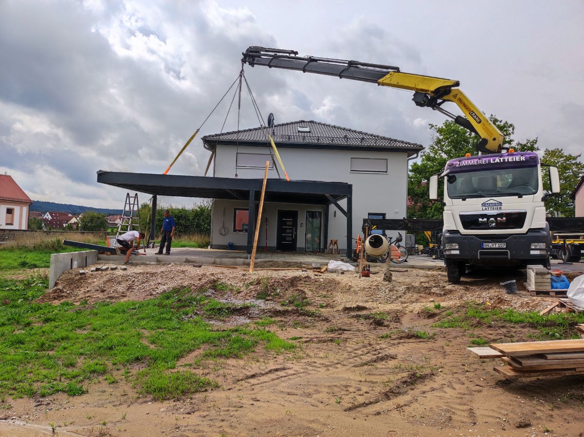 Carport Transport und Aufbau - Zimmerei Thomas Latteier