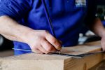 Detail Zimmermannhände reisen einen Winkel an